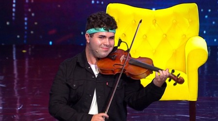 Jeremy Castro impactó con un original show que mezcló el canto con el violín