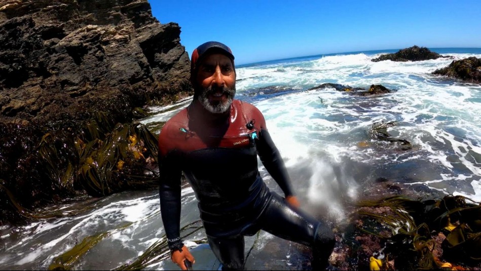 Omar Vargas demuestra su destreza como marero en las playas de Pichilemu en De Aquí Vengo Yo